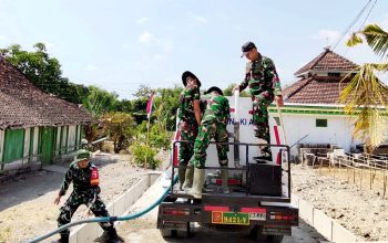 TMMD ke 129 Bojonegoro Peduli Kemarau, Babinsa dan Satgas Antar Air Bersih ke Rumah Warga