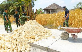 TMMD ke 129 Bojonegoro Tak Abaikan Detail, Bahu Jalan Diratakan untuk Keamanan Pengendara