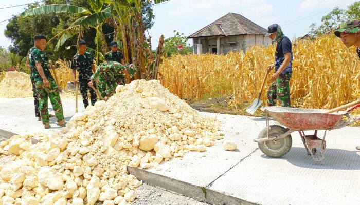 TMMD ke 129 Bojonegoro Tak Abaikan Detail, Bahu Jalan Diratakan untuk Keamanan Pengendara