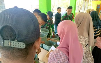 TMMD 129 Bojonegoro Bagikan Tempat Sampah, Warga Kesongo Diajak Peduli Lingkungan
