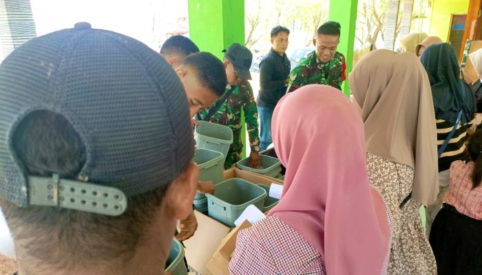 TMMD 129 Bojonegoro Bagikan Tempat Sampah, Warga Kesongo Diajak Peduli Lingkungan