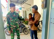 TMMD 129 Bojonegoro Tunjukkan Sisi Humanis, Balita Warga Kesongo Tersenyum Digendong Prajurit