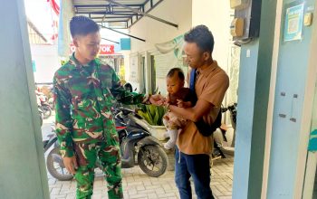 TMMD 129 Bojonegoro Tunjukkan Sisi Humanis, Balita Warga Kesongo Tersenyum Digendong Prajurit