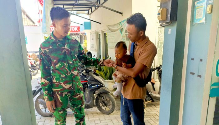 TMMD 129 Bojonegoro Tunjukkan Sisi Humanis, Balita Warga Kesongo Tersenyum Digendong Prajurit