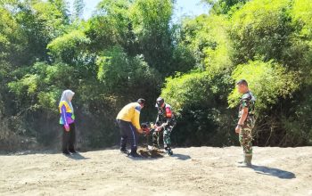 Peduli Lingkungan, TMMD Bojonegoro Gandeng DLH Hijaukan Bantaran Sungai Desa Kesongo