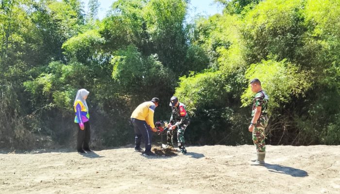 Peduli Lingkungan, TMMD Bojonegoro Gandeng DLH Hijaukan Bantaran Sungai Desa Kesongo