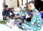 Ada Momen Unik di TMMD Bojonegoro, Prajurit TNI Belajar Tradisi Anyaman Tikar Warga Kesongo
