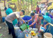 Polsek Ngambon Bergerak, Warga Bondol Bojonegoro Dapat 8.000 Liter Air Bersih