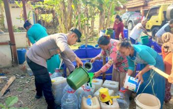 Polsek Ngambon Bergerak, Warga Bondol Bojonegoro Dapat 8.000 Liter Air Bersih
