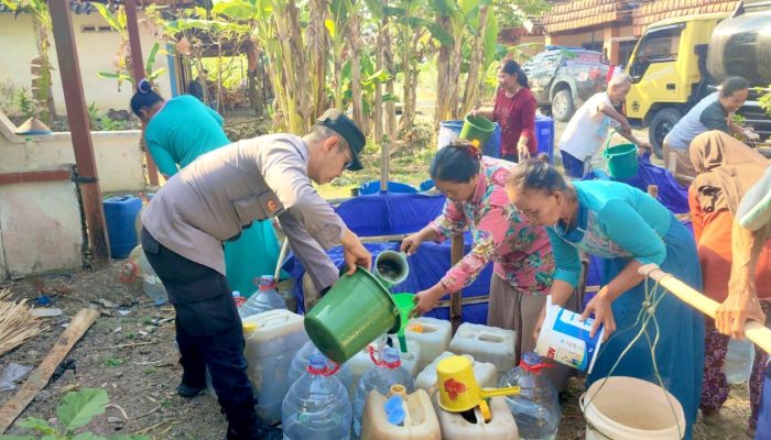 Polsek Ngambon Bergerak, Warga Bondol Bojonegoro Dapat 8.000 Liter Air Bersih