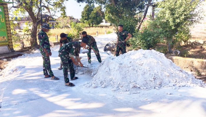 TMMD Bojonegoro Angkut Pedel Beranting Demi Jalan Warga Kesongo