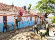 Babinsa Kesongo dan Warga Bahu Membahu, TMMD Bojonegoro Bantu Rehabilitasi Rumah RTLH