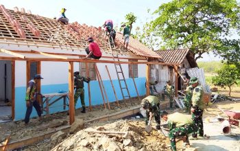 Babinsa Kesongo dan Warga Bahu Membahu, TMMD Bojonegoro Bantu Rehabilitasi Rumah RTLH
