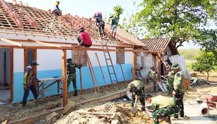 Babinsa Kesongo dan Warga Bahu Membahu, TMMD Bojonegoro Bantu Rehabilitasi Rumah RTLH