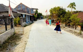 TMMD Bojonegoro Bikin Jalan Mundu Mulus, Anak-anak Kini Bebas Lari-larian
