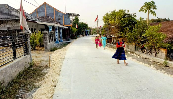 TMMD Bojonegoro Bikin Jalan Mundu Mulus, Anak-anak Kini Bebas Lari-larian