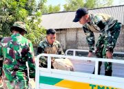 Tak Bisa Dilalui Kendaraan Besar, Satgas TMMD Bojonegoro Estafet Angkut Material