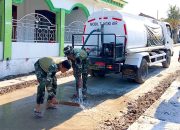 Di Bawah Terik Matahari, Satgas TMMD Bojonegoro Siram Jalan Cor Kesongo