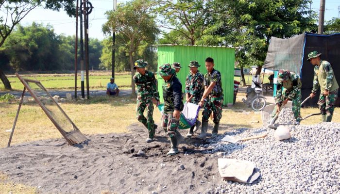 Rest Area Kesongo Makin Nyaman, Satgas TMMD 129 Bojonegoro Gelar Kerja Bakti Bersama