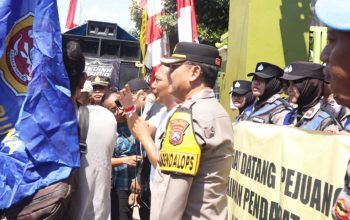 Bukan Represif, Polisi Lamongan Kawal Aspirasi Warga Brengkok Brondong dengan Cara Ini