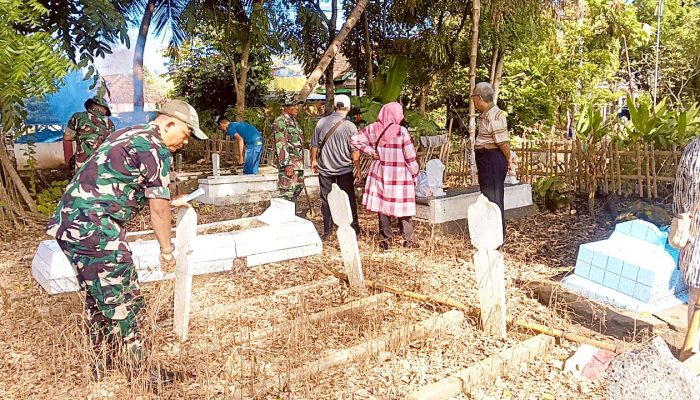 Puluhan TNI dan Warga Sendangrejo Ngimbang Lamongan Turun Tangan Bersihkan Makam