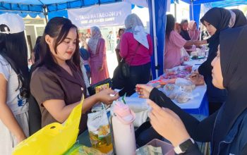 Warga Kesongo Antri Sembako Murah di Hari Penutupan TMMD Bojonegoro