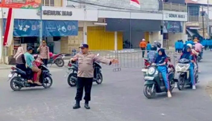 HUT RI ke-81, Polisi Rekayasa Lalu Lintas di Kedungadem Bojonegoro