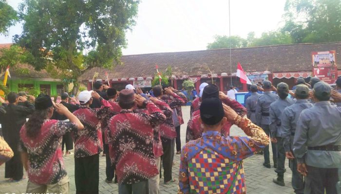 Semangat Kemerdekaan di Bayemgede Kepohbaru Bojonegoro, RT RW Kompak Ikuti Upacara