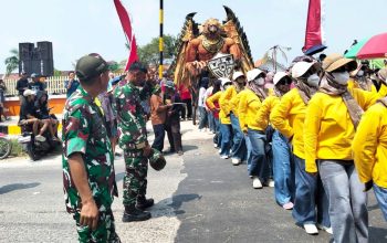 TNI Polri Kawal Karnaval 8.000 Peserta di Sungelebak Lamongan