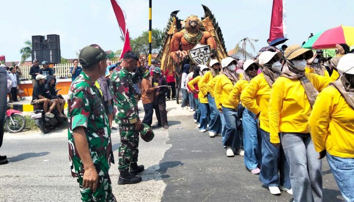 TNI Polri Kawal Karnaval 8.000 Peserta di Sungelebak Lamongan