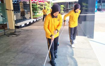 Semarak HUT Polwan ke-78, Jajaran Polwan Lamongan Gelar Aksi Bersih Mako