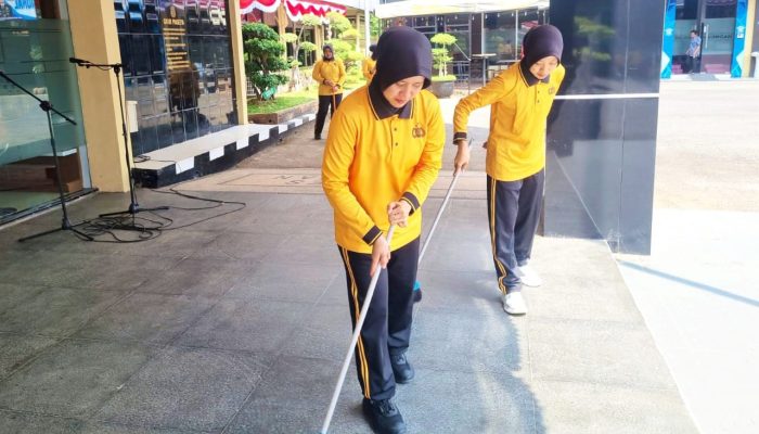 Semarak HUT Polwan ke-78, Jajaran Polwan Lamongan Gelar Aksi Bersih Mako