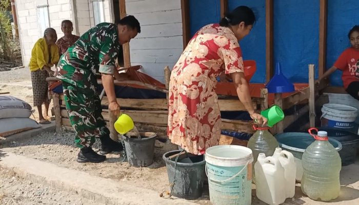 Kedungsari Dilanda Kekeringan, Kodim Bojonegoro Datang Bawa Ribuan Liter Air