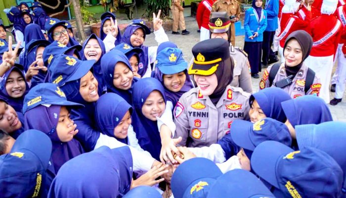 Kapolres Yenni Datang ke SMPN 5 Bojonegoro, Siswa Langsung Antusias