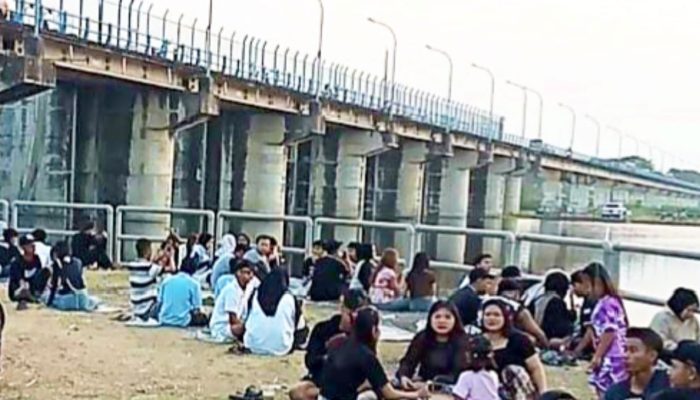 Senja di Bendungan Gerak Bojonegoro, Keindahannya Bikin Pengunjung Terpesona