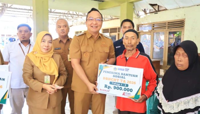 Warga Benjeng Gresik Siap-Siap, Bansos DBHCHT Cair Rp900 Ribu, PT Pos Langsung Antar ke Rumah