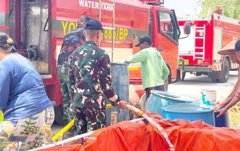 Batalyon Yonif TP 885 Gandeng SMPN 1 Dander Guyur Air Bersih ke Warga Sendangharjo Bojonegoro
