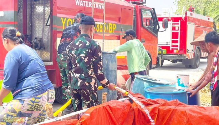 Batalyon Yonif TP 885 Gandeng SMPN 1 Dander Guyur Air Bersih ke Warga Sendangharjo Bojonegoro