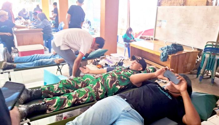 Babinsa dan Warga Tebluru Lamongan Kompak Donor Darah
