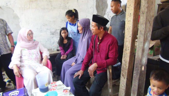 Bikin Haru, Bupati Gowa Sambangi Rumah Ilyas Sitaba