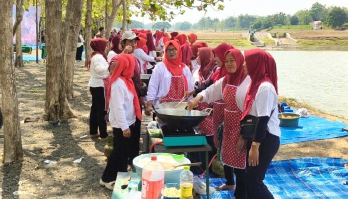 Serunya Ibu-Ibu Ngradin Bojonegoro Masak Nasi Goreng, 45 Kg Ludes Dinikmati Bersama
