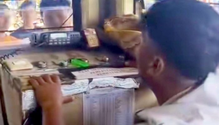 Kereta Melintas Palang Pintu Tak Tertutup, Warga Pekalongan Panik dan Geram