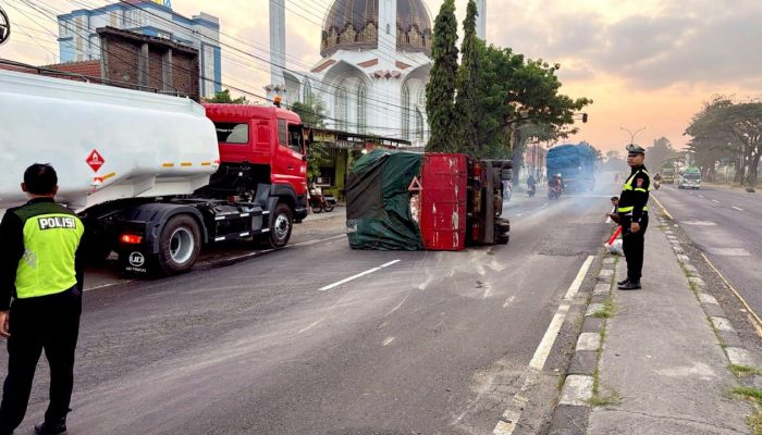 Detik-Detik Truk Oleng dan Terguling di Plosowayu Lamongan, Ini Penyebabnya
