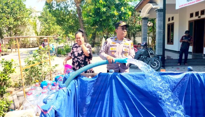 Kemarau Makin Terasa, Polres Bojonegoro Salurkan Air Bersih
