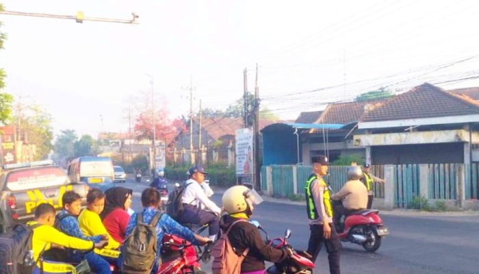 Siswa Berangkat Sekolah, Polisi Amankan Perempatan Proliman Kapas Bojonegoro