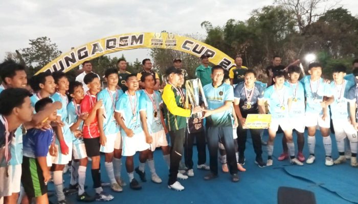 Bukan Tim Unggulan, Kepohkidul Bojonegoro Angkat Trofi
