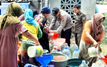 Kemarau Bikin Sumur Mengering, Tangki BPBD Diserbu Warga Kedung Kumpul Sarirejo Lamongan
