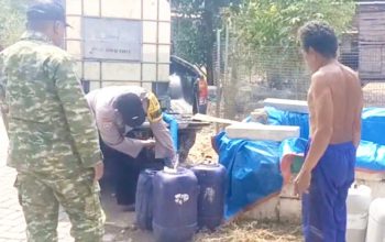 Kemarau Panjang, Polsek Bubulan Bojonegoro Salurkan Air Bersih untuk Warga