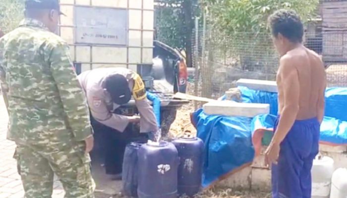 Kemarau Panjang, Polsek Bubulan Bojonegoro Salurkan Air Bersih untuk Warga