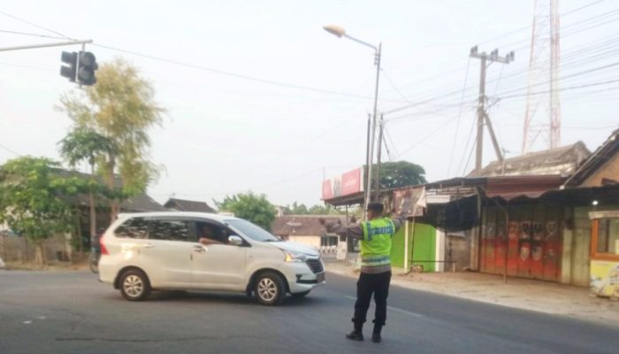 Polsek Sukosewu Bojonegoro Turun Jalan, Pengendara Dapat Pelayanan Humanis